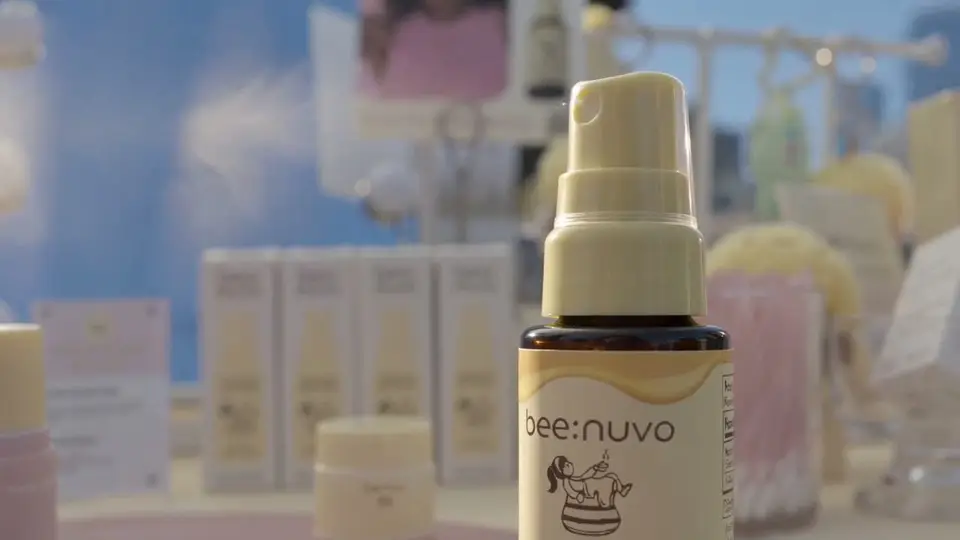 A BEENUVO pump bottle in front of pastel product packaging in Dahna's original interview footage.